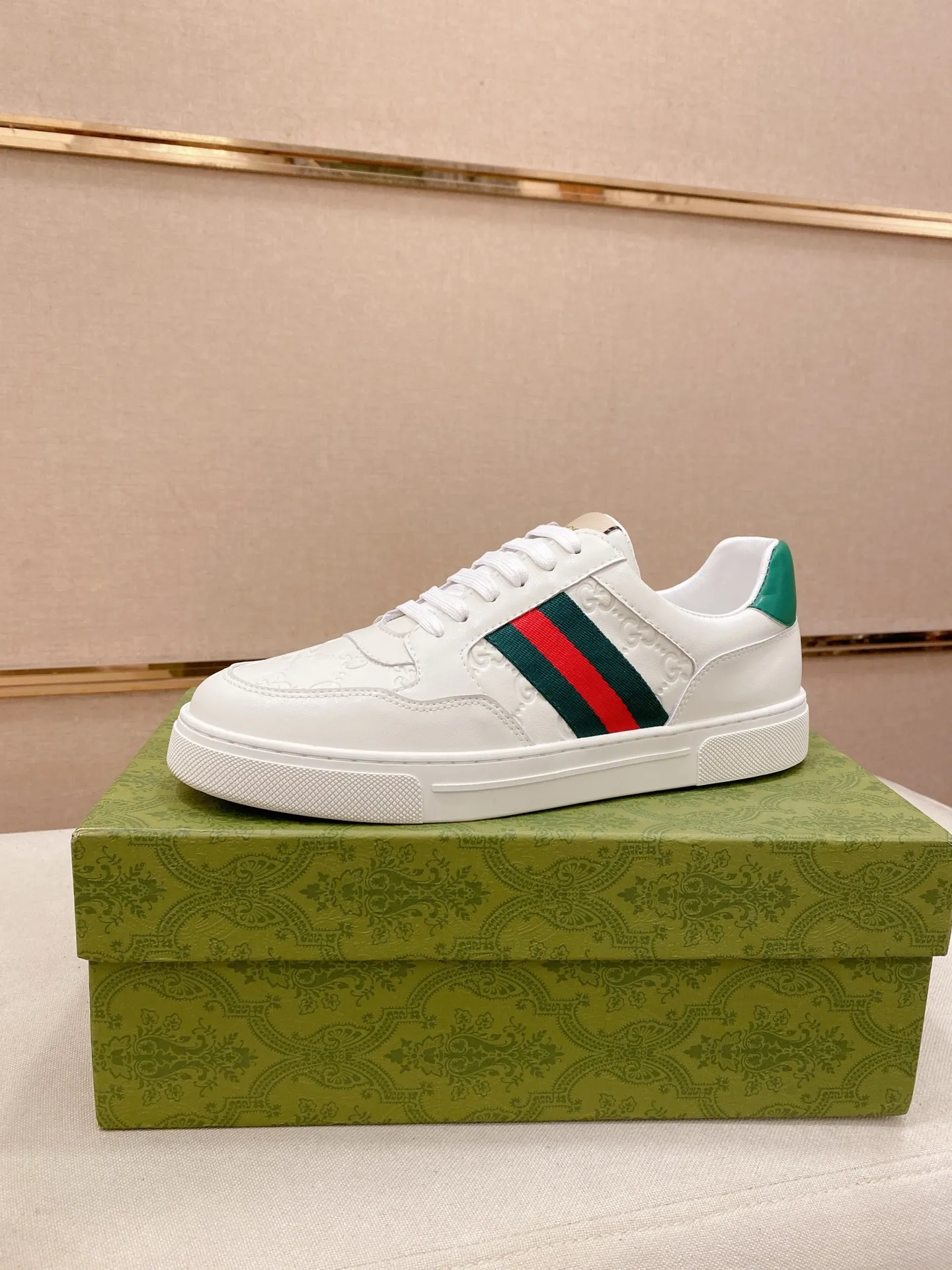 Men's shoes💰 440💰The new GUCCI (Gucci) counters are launched simultaneously. The new men's shoes, 😘fabrics are selected from imported cowhide, and the lining is sheepskin lining. 👍🏿 High-end ☄️ air-cushion molded anti-slip rubber outsole, exquisite lines, simple and elegant, comfortable and high-end for leisure travel. Code number: 38 to 44 (45 can be customized and cannot be returned or exchanged)